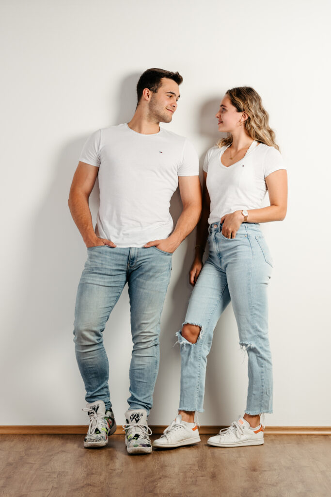 Junges Paar bei einem lockeren Fotoshooting im Studio