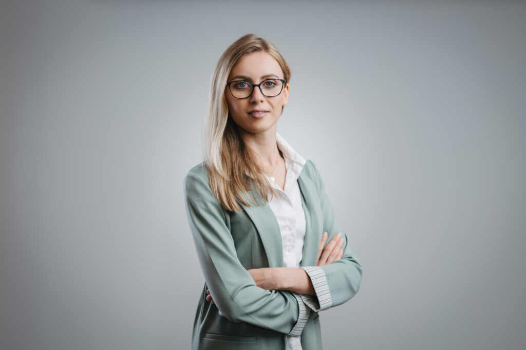 Professionelles Porträt einer Frau mit Brille