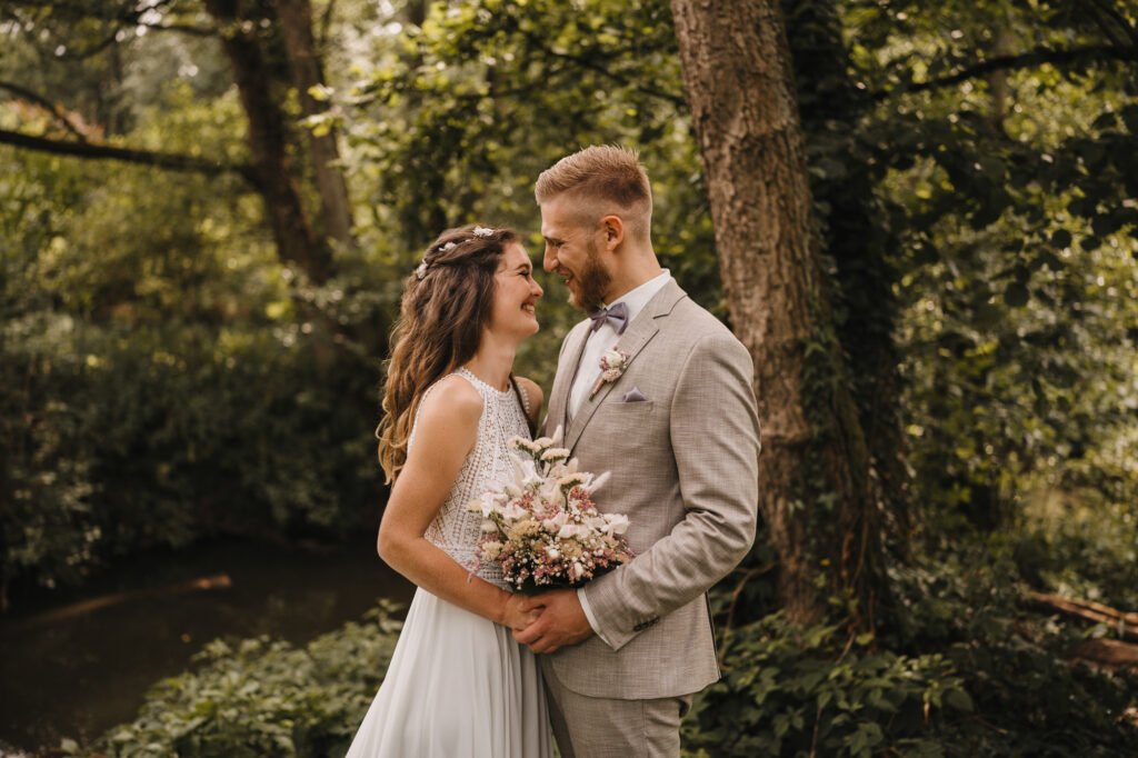 Brautpaar bei einem Hochzeitsshooting im Wald