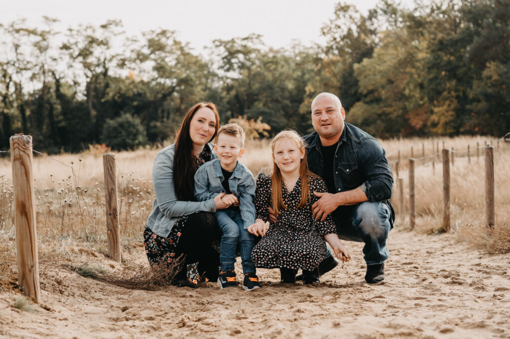 Familie mit zwei Kindern bei einem Outdoor-Fotoshooting