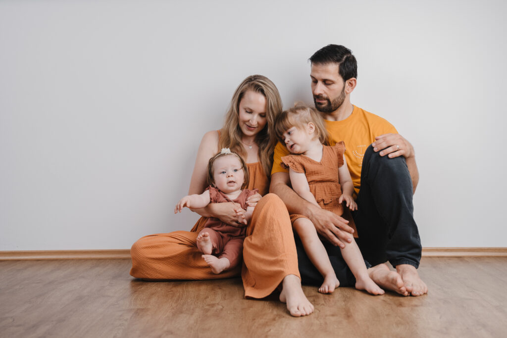 Familienporträt mit zwei Kindern im Fotostudio
