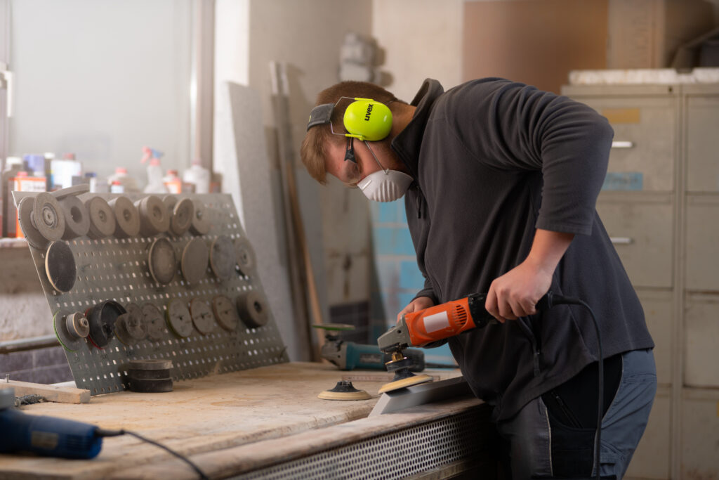Handwerker bei der Arbeit in einer Werkstatt