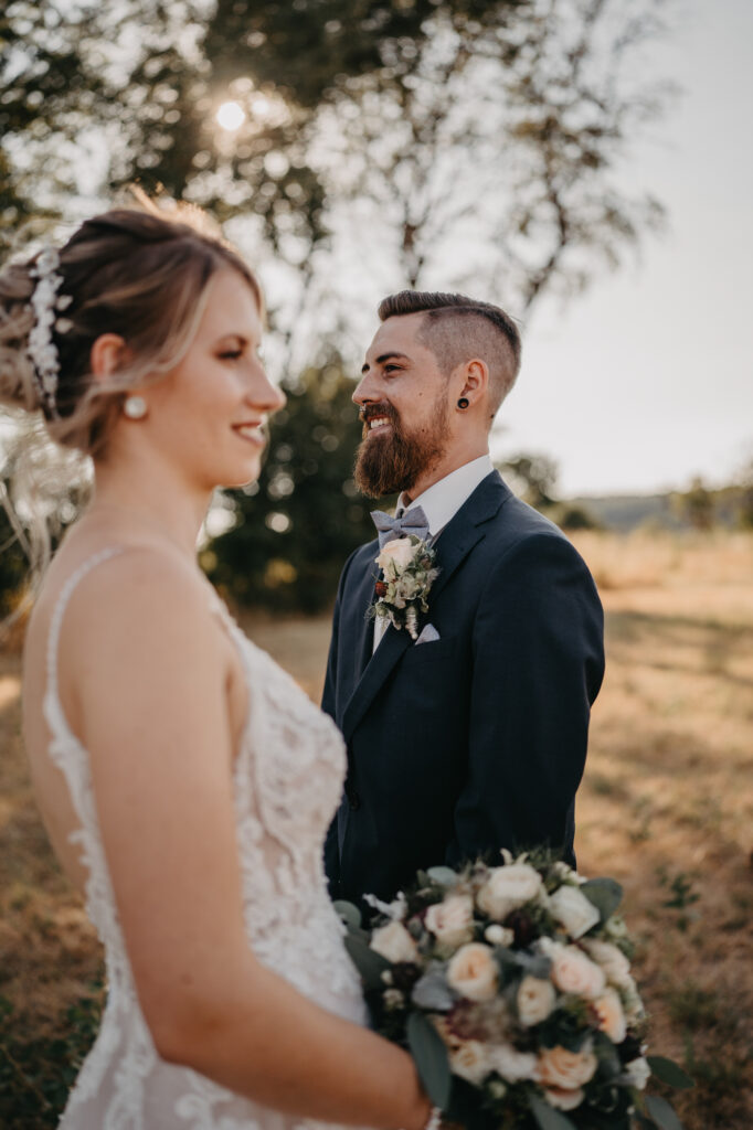 Brautpaar steht sich bei einem Hochzeitsshooting gegenüber