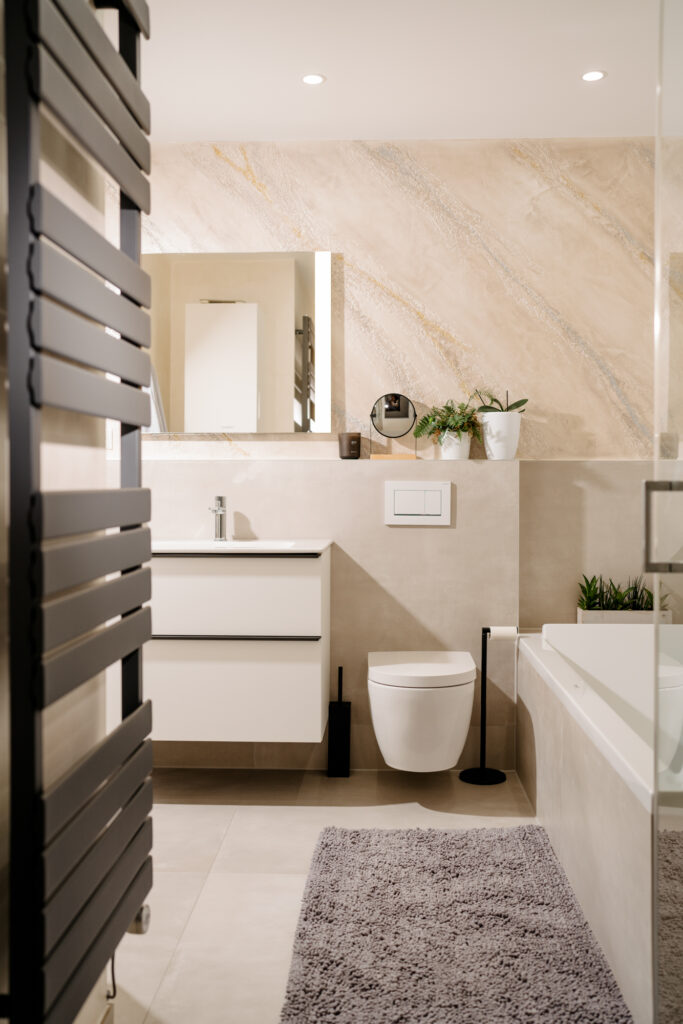 Modernisiertes Badezimmer in heller Natursteinoptik