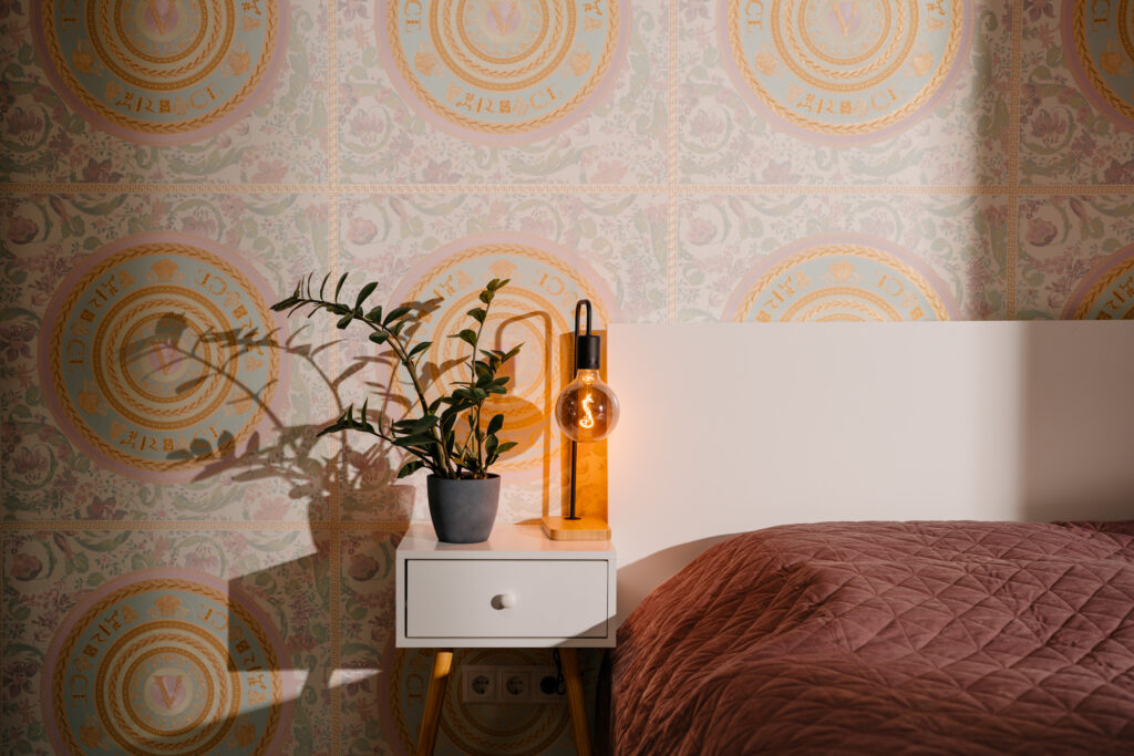 Renoviertes Schlafzimmer mit dekorativer Wandgestaltung
