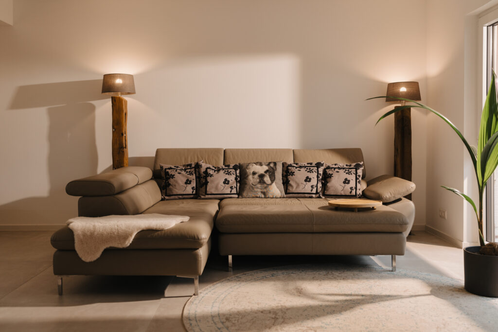 Renoviertes Wohnzimmer mit Sitzecke