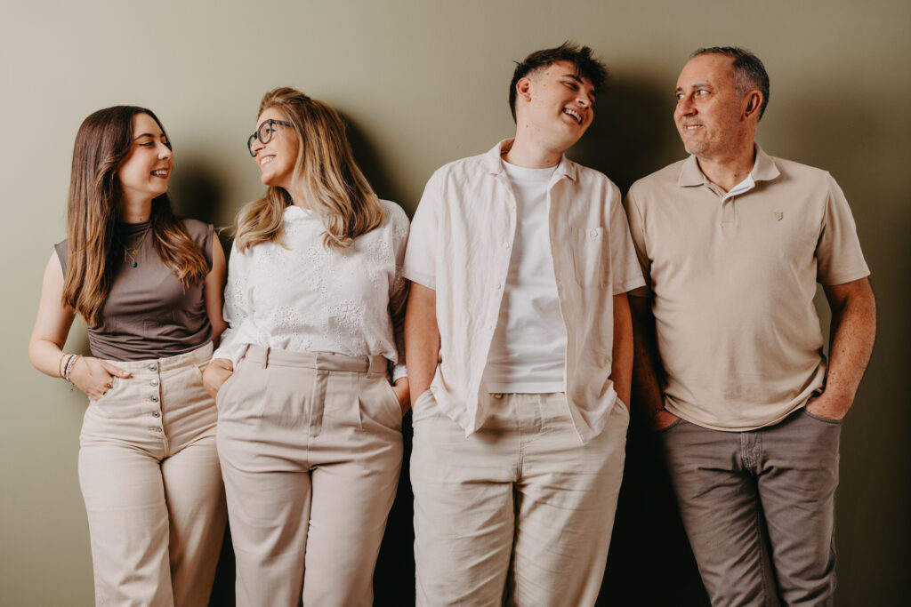 Familie mit zwei erwachsenen Kindern im Fotostudio