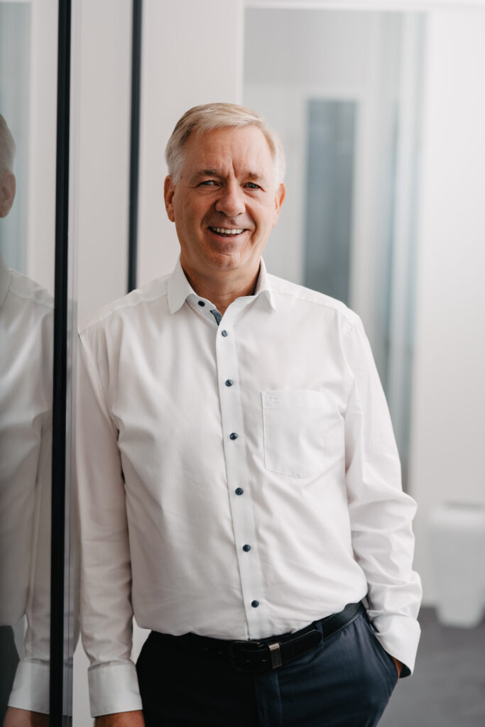 Businessporträt eines Mitarbeiters von HB Finanz