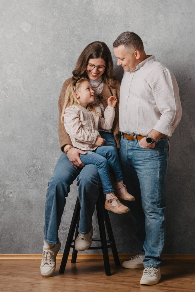 Familie mit Tochter bei einem entspannten Studioshooting